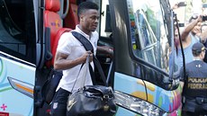 Anglický útoník Raheem  Sterling vystupuje z týmového autobusu po píjezdu k...