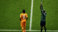 JDU NA TO Didier Drogba eká pi stídání v utkání s Japonskem, a se dostaví...