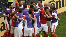 výcartí fotbalisté oslavují gól proti Ekvádoru, ke stelci Mehmedimu se...