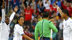 Honduratí fotbalisté protestují u brazilského sudího, který v zápase s Francií...