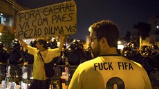Demonstrace bhem mistrovství svta v Brazílii, v Riu de Janieru ped utkáním...