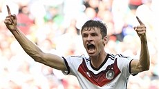 JÁ JSEM TEN STELEC. Thomas Müller oslavuje hattrick.