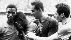 SLAVNÝ SNÍMEK. Mladiký Pelé pláe na rameni Didiho, mozku brazilských