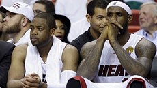 Rozladěné hvězdy Miami Dwyane Wade (vlevo) a LeBron James. Rozladěné hvězdy Miami Dwyane Wade (vlevo) a LeBron James.