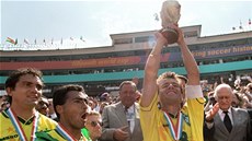 ŠAMPIONI Z ROKU 1994. Kapitán Brazilců Carlos Dunga zvedá trofej pro vítěze ŠAMPIONI Z ROKU 1994. Kapitán Brazilců Carlos Dunga zvedá trofej pro vítěze