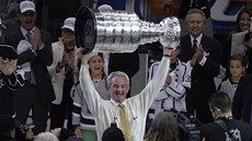 STRJCE ÚSPCHU. Trenér Los Angeles Darryl Sutter s trofejí pro vítze Stanley