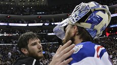 SETKÁNÍ GÓLMAN. Jonathan Quick z Los Angeles (vlevo) chlácholí brankáe New...