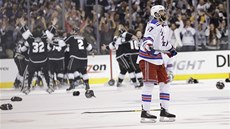 ZKLAMÁNÍ A JÁSOT.  Benoit Pouliot z New York Rangers polyká hokost, za ním se...