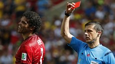 Portugalský obránce Pepe dostává ervenou kartu.