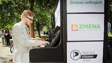 Koalice Společně za Plzeň přivezla do Smetanových sadů v Plzni piano. Politici... Koalice Společně za Plzeň přivezla do Smetanových sadů v Plzni piano. Politici...