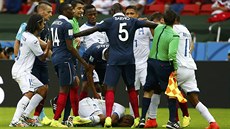 V prvním poloase zápasu se strhla velká strkanice mezi hrái poté, co Francouz...