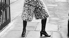 Kalhotová sukně Christian Dior z umělé kožešiny v Londýně roku 1970 Kalhotová sukně Christian Dior z umělé kožešiny v Londýně roku 1970