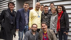 Fotbalová hvězda Lionel Messi (nahoře čtvrtý zprava) se vyfotil se štábem, Fotbalová hvězda Lionel Messi (nahoře čtvrtý zprava) se vyfotil se štábem,