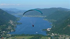 Ossiaské jezero a paraglidista