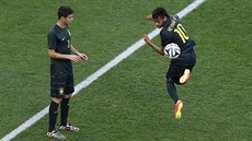 JAKÉ KOUSKY UMÍ? Neymar si hraje s míem na tréninku brazilské reprezentace.
