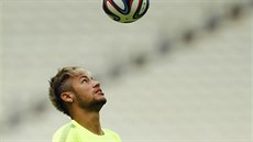 MODLA. Neymar si hraje s míem na tréninku Brazílie ped úterním zápasem proti...