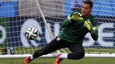 MÁM HO. Branká Julio Cesar chytá mí na brazilském tréninku ped zápasem proti...