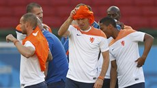 FUKA. Arjen Robben si utírá runíkem elo po tréninku Nizozemc ped zápasem...