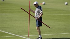 SLALOM. Anglický trenér Roy Hodgson organizuje trénink ped dleitým zápasem...
