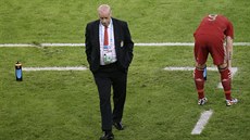 PATNÝ DEN. Trenér Vicente Del Bosque se snaí skousnout poráku proti Chile,...