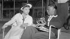 Ruby Dee a Nat King Cole bhem natáení snímku St. Louis Blues (1957)