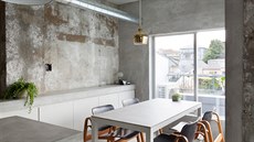 Byt je ladný v neutrálních barvách bílé, edé a erné. Holý beton stn...