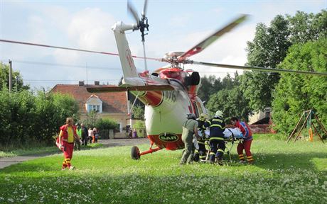 Cyklistku pevezli do nemocnice ve Frymburku. Pro jejího chot musel vrtulník. Ilustraní snímek