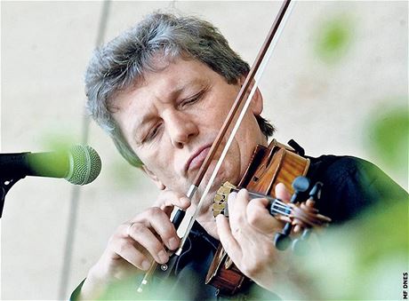 Jií Pavlica s cimbálovou muzikou Hradian zahraje pi Noci vrozvst unikátní dobové písn.