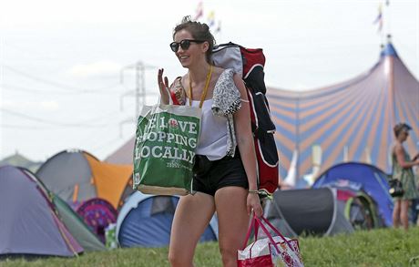 Fanouci se scházejí na první den festivalu Glastonbury 2014