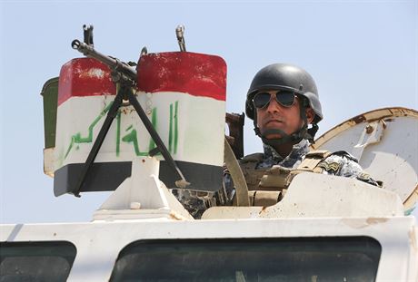 Irácký policista na checkpointu v Bagdádu (22. ervna 2014).