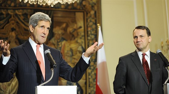 Polský ministr Radek Sikorski (vpravo) a jeho americký protjek John Kerry na...