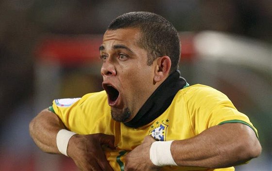 JAR - Brazílie, semifinále Pohár FIFA. Hostující Daniel Alvés se raduje z gólu.