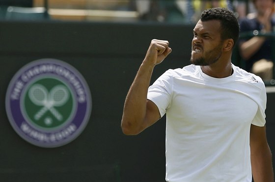 HOTOVO. Jo-Wilfried Tsonga úvod Wimbledonu zvládl. Porazil Jurgena Melzera.