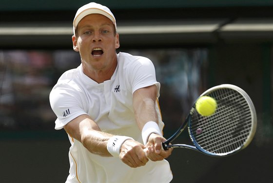 Tomá Berdych v souboji druhého kola Wimbledonu s Bernardem Tomiem.