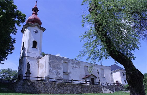 Kostel sv. Mikuláe v Petrovicích o stechu piel roku 1988, zítila se po...