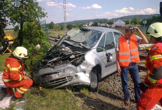 Tak vypadalo osobní auto poté, co se v pátek odpoledne na pejezdu ve títin...