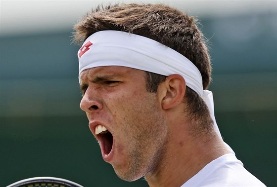 eský tenista Jií Veselý se raduje bhem 2. kola Wimbledonu.