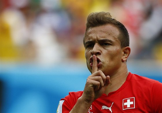 výcarský stelec Xherdan Shaqiri slaví rychlý gól.