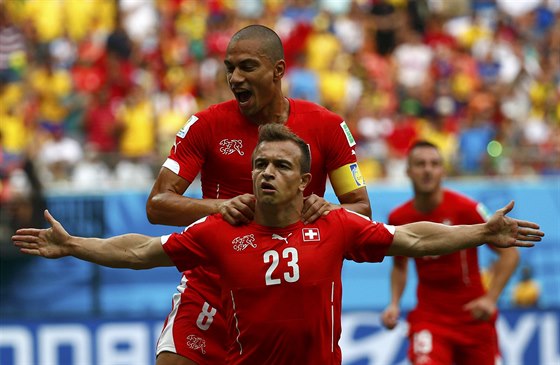 výcarský stelec Xherdan Shaqiri (v popedí) slaví s Gökhanem Inlerem rychlý...