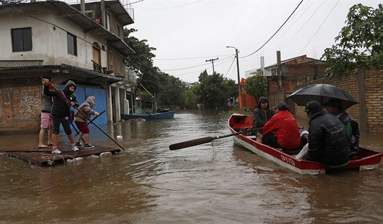 Rodiny pouívají vory a lod v zatopených ulicích Tacumbu v Paraguayi (27....