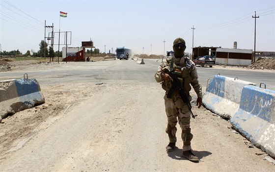 len kurdských bezpenostních sil stojí stá na kontrolním stanoviti Tuz...