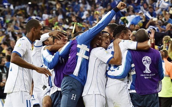 Hondurasané se radují z vedoucího gólu, který vsttelil útoník Costly