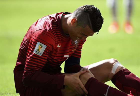 Ronaldo se po jednom ze zákrok drí za koleno