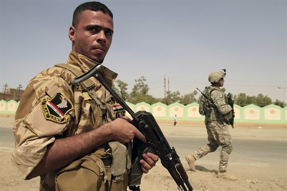 Amerití vojáci se zaínají stahovat z Iráku.