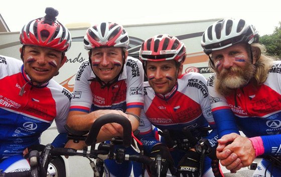 Kvarteto cyklistických ultramaratonc Michal Jon, Jií Kalousek, David Bure a