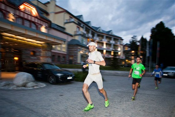 Na trati první etapy u hotelu Kempinski