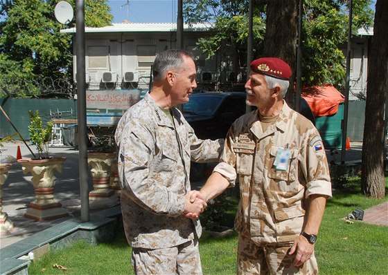 Náelník generálního tábu Petr Pavel s velitelem ISAF Josephem Dunfordem v