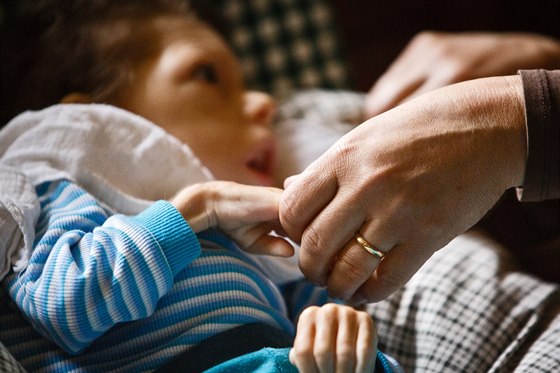 Malý Vojta se narodil s tkým postiením. Pt let rodie bojovali o peníze, které by jím s péí o dít pomohly. Ne jim dorazily, Vojta zemel. Fotografie je z ervna loského roku.