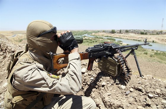 len kurdských milic stráících Mosul pozoruje okolí (22. ervna 2014).
