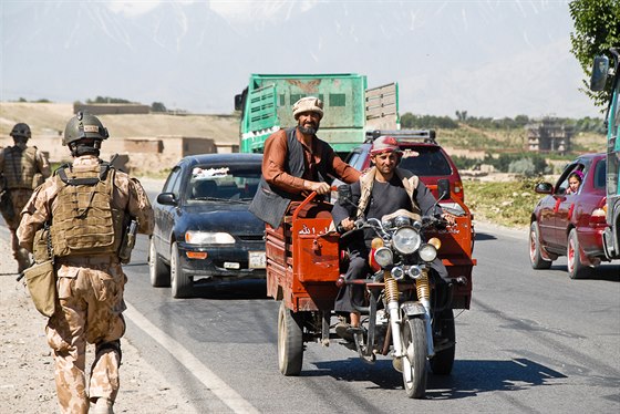 etí vojáci na patrole v okolí základny v afghánském Bagrámu